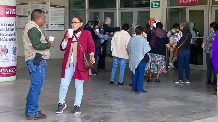 Estudiantes mitigan el frío de adultos mayores en Cajeme