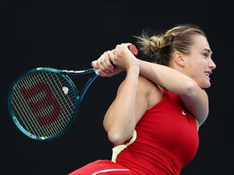 Aryna Sabalenka defiende su título en el Abierto de Australia y logra varias marcas