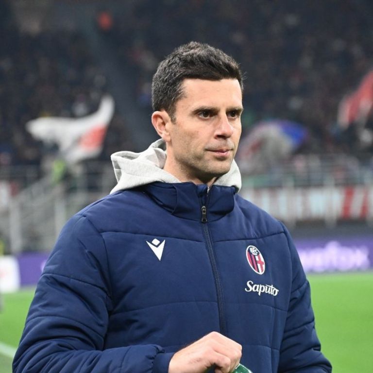 Excompañero de Rafa Márquez en Barcelona sería su competencia para sumir el cargo de DT