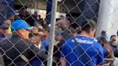 VIDEO: Policía agrede a golpes a aficionado del Cruz Azul y la SSC lo investiga