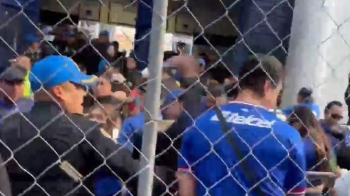 VIDEO: Policía agrede a golpes a aficionado del Cruz Azul y la SSC lo investiga