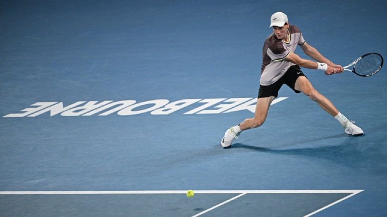 Jannik Sinner sorprende y hace historia al ganar por primera vez el Abierto de Australia