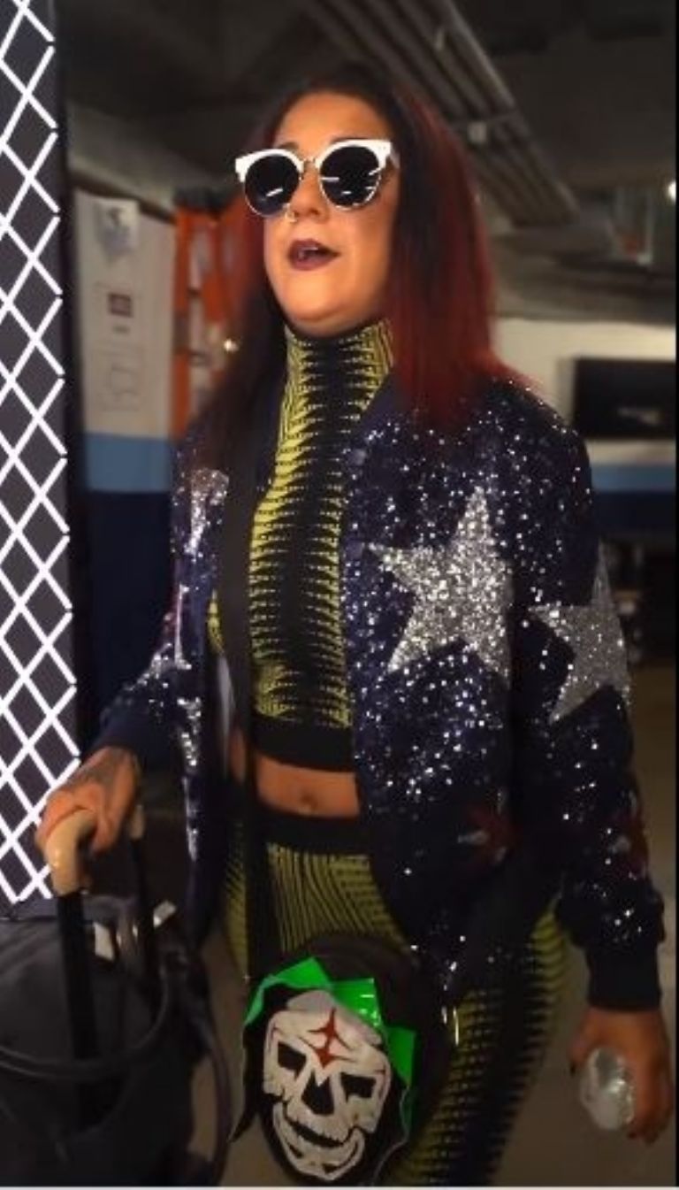 ¿La Parka le dio suerte? Bayley, ganadora del Royal Rumble, lució accesorio del exluchador