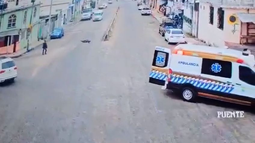 VIDEO: Paciente que iba en una ambulancia cae del vehículo y pega contra el asfalto
