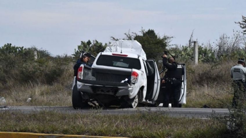 VIDEO: Intensa persecución en Querétaro termina en una camioneta volcada; hay 2 detenidos