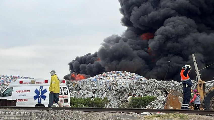 Incendio en fábrica de reciclaje de envases de plástico en Valle de Chalco