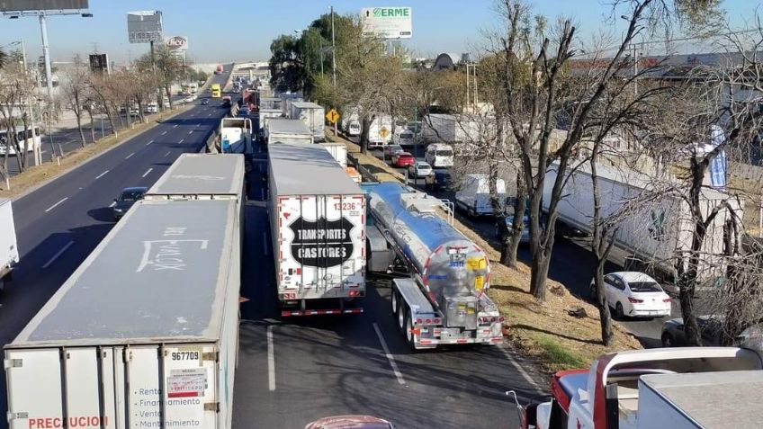 Caos en la México-Querétaro por bloqueo de transportistas; se dirigen a la CDMX