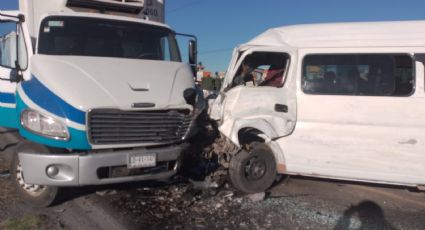 Fuerte accidente en Ecatepec: Combi se estrella contra camión de carga en La Vetela