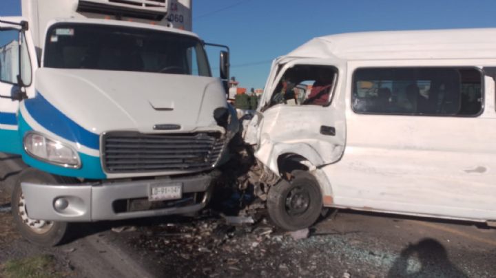 Fuerte accidente en Ecatepec: Combi se estrella contra camión de carga en La Vetela