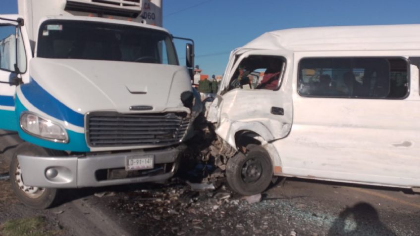 Fuerte accidente en Ecatepec: Combi se estrella contra camión de carga en La Vetela
