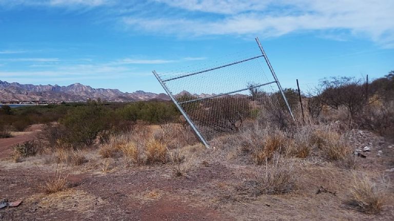 En algunos puntos se derrumbó la cerca perimetral 