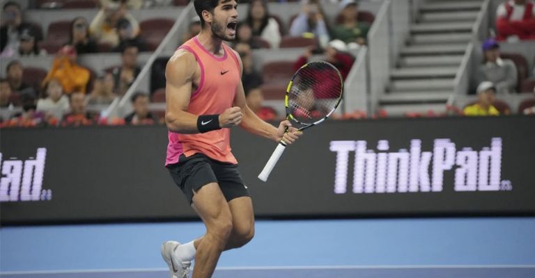 Alcaraz dominó su semifinal ante Medvedev