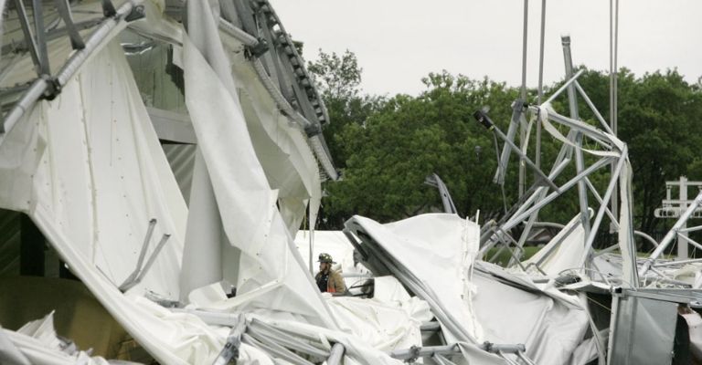 Un bombero inspecciona el área afuera del estadio