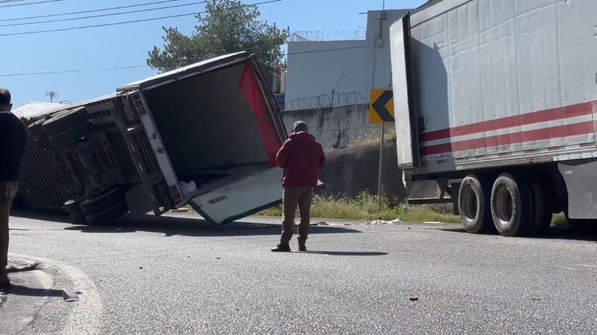 Caos en el Circuito Exterior Mexiquense: Volcadura de tráiler con salchichas causa tránsito