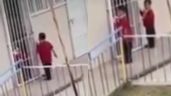 Foto ilustrativa de la nota titulada VIDEO: Maestra deja encerrado a un niño de kínder mientras llora por salir