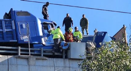 Chofer sobrevive tras quedar prensado por choque entre tráilers en México-Puebla