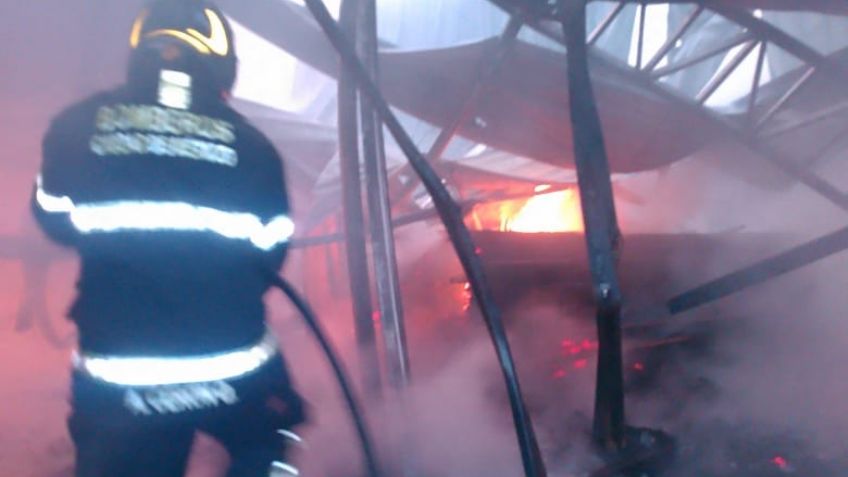 VIDEO: Incendio consume bodega en Iztapalapa y provoca fuerte movilización