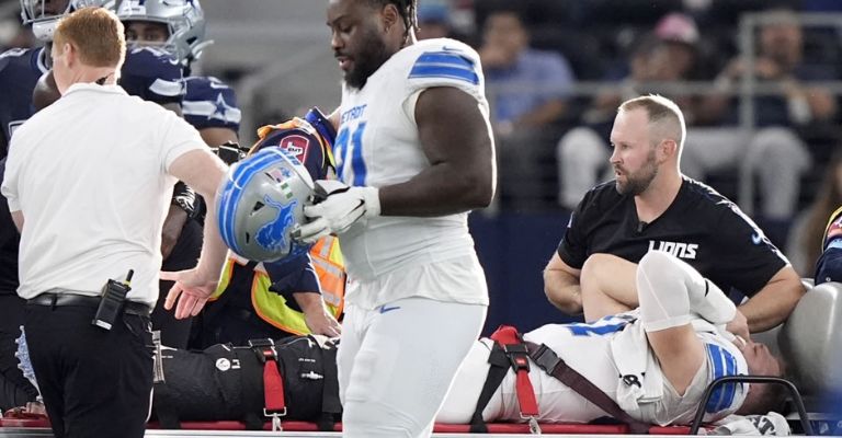 El jugador fue sacado en el 'carrito de las desgracias'