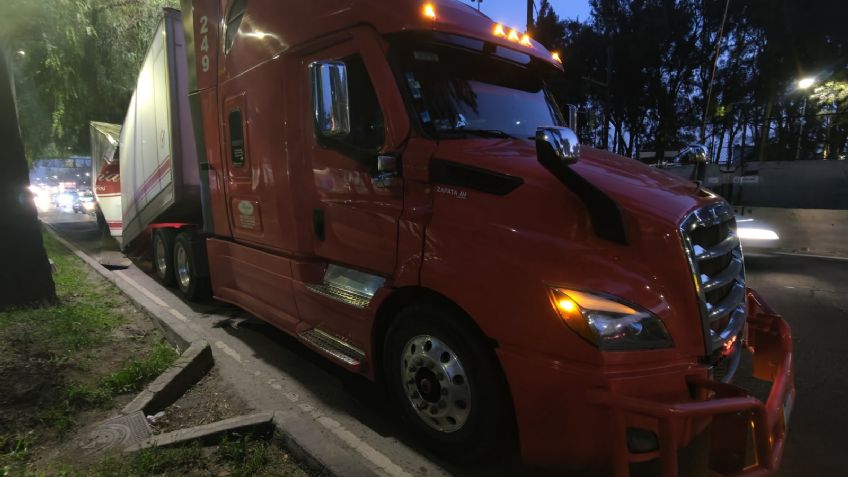Caos en CDMX: ¡Precaución! Caja de tráiler se parte en dos sobre la calzada Ignacio Zaragoza
