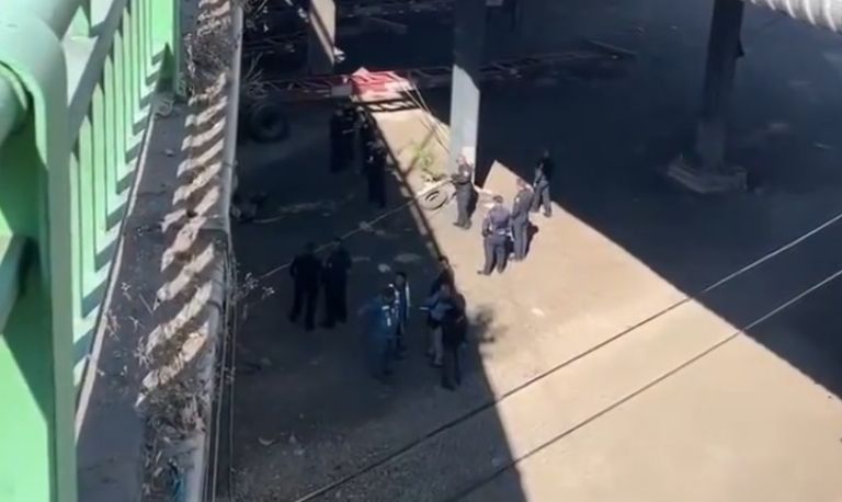 Hombre se arroja de puente vehicular