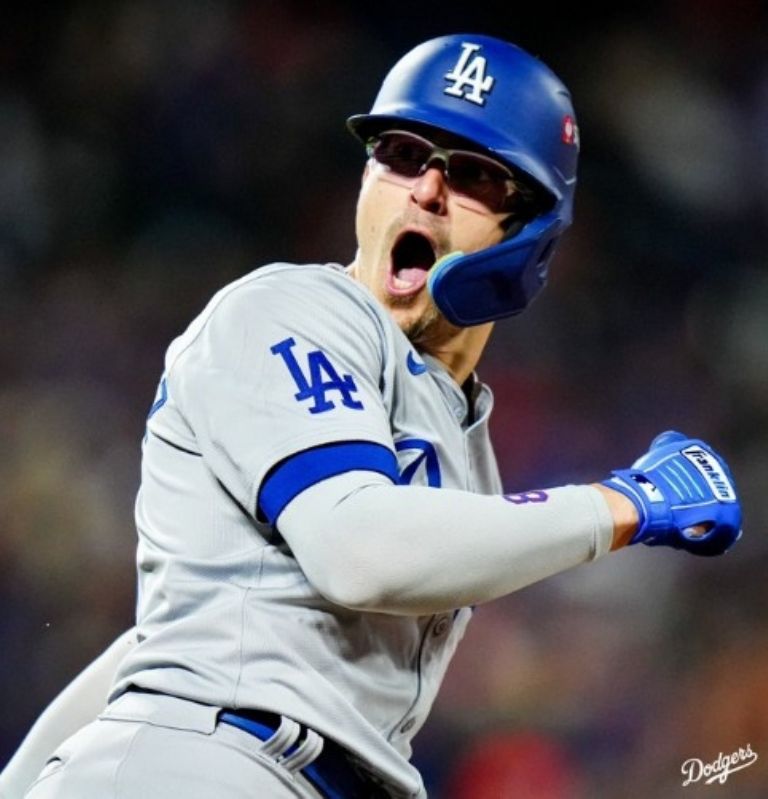 Hernández brilla en victoria de Dodgers