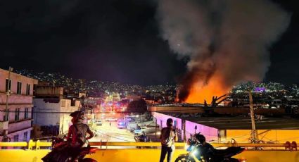 VIDEO: Incendio y explosiones de pirotecnia incineran el mercado central de Acapulco