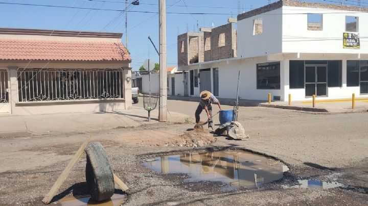 Ciudad Obregón: Ciudadanos ‘bachean’ con escombros calles en mal estado