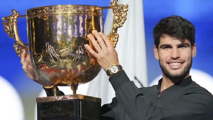 Alcaraz mantiene dominio sobre Sinner y lo destrona en el Abierto de China