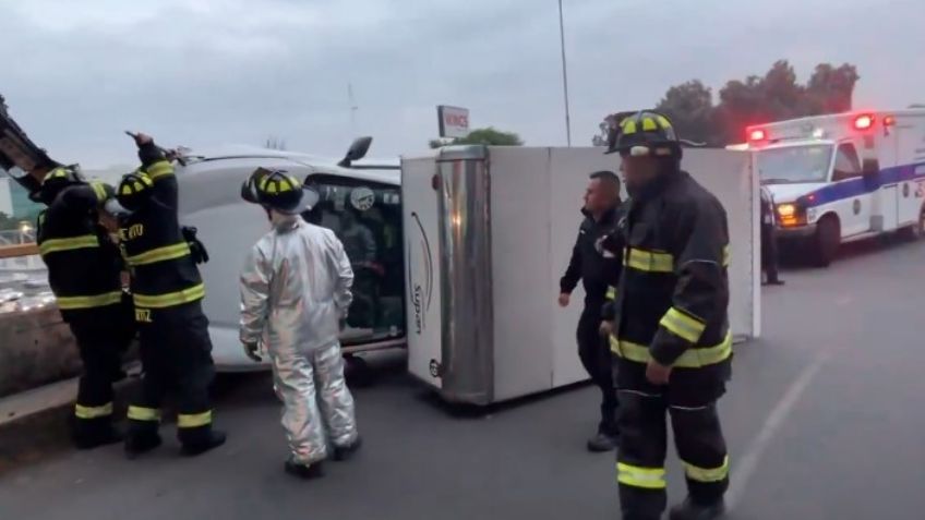 Caos en Circuito Interior: Camioneta queda suspendida de puente hacia el aeropuerto