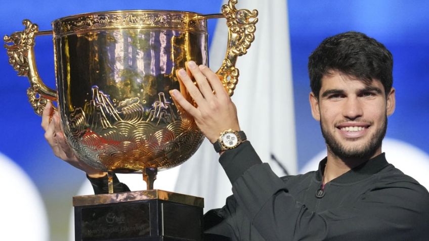 Alcaraz mantiene dominio sobre Sinner y lo destrona en el Abierto de China