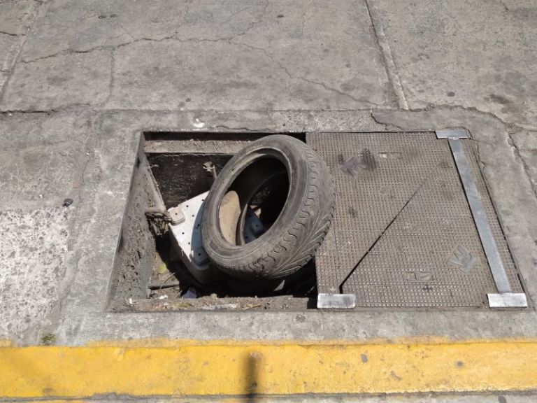 Mujer muere al caer en coladera. Imagen ilustrativa