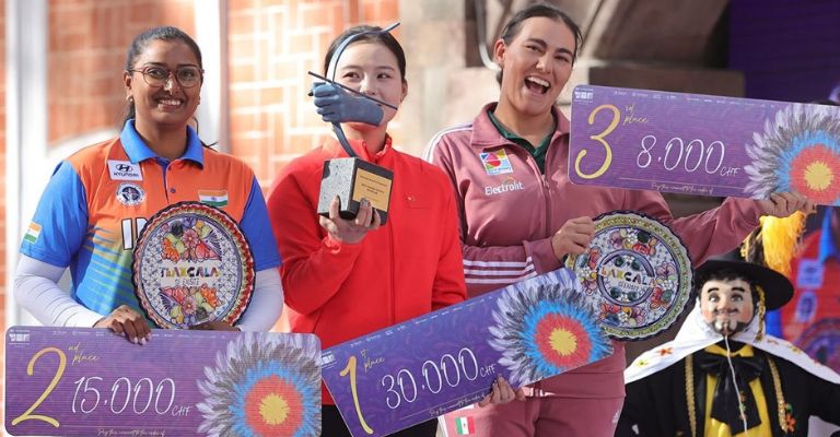 Ale junto a Li, a a la ganadora del oro Kumari