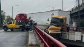 Foto ilustrativa de la nota titulada VIDEO: Tráiler queda colgado en puente vehicular tras choque en Tlalnepantla