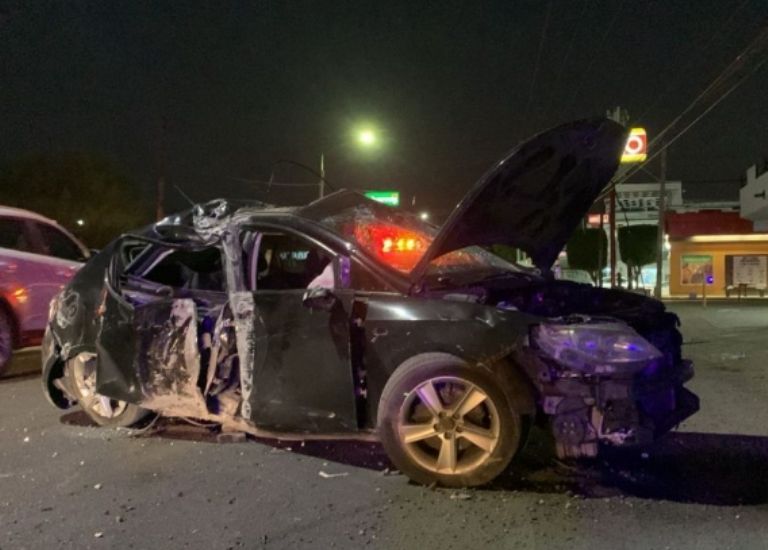 Los dos pasajeros del vehículo negro sufrieron lesiones