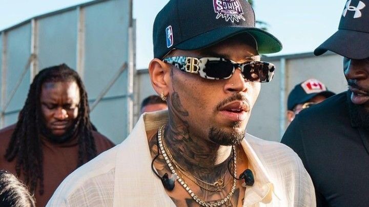 Mujer afirma que Chris Brown la violó en un yate afuera de propiedad de Sean ‘Diddy’ Combs