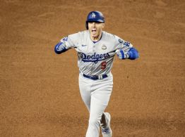 Los Dodgers derrotan a los Yankees en New York y se colocan a una victoria de la Serie Mundial