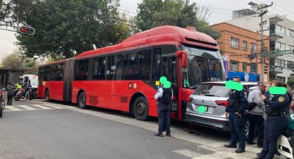 Choque entre Metrobús y camioneta deja como saldo 10 lesionados en la Narvarte