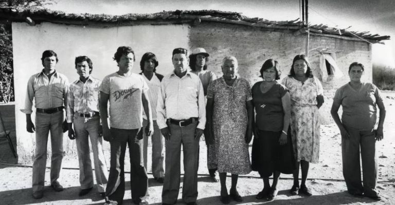 Fernando Valenzuela, junto a sus hermanos y padres, frente a la casa de adobe en la que vivieron muchos años.
