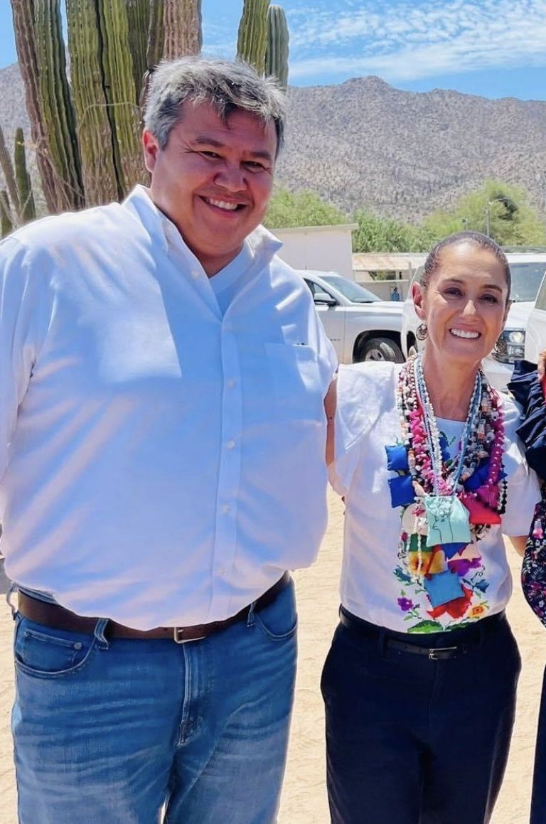 Alfonso Durazo felicita a Octavio Almada Palafox, nuevo delegado del Bienestar en Sonora. Foto: Facebook