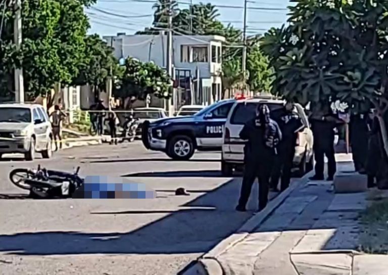 El cuerpo de la víctima quedó en la calle, junto a su motocicleta 