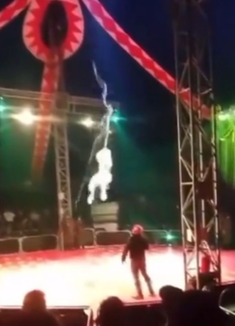 La cuerda de la que se sostenía el trapecista se rompió