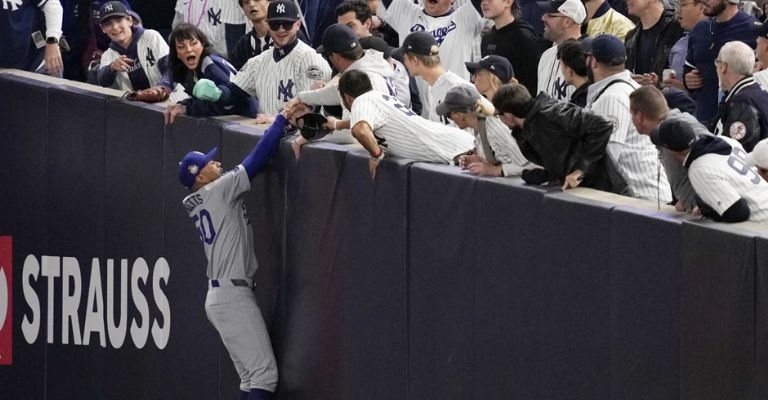 Los aficionados le arrebataron la bola a Betts