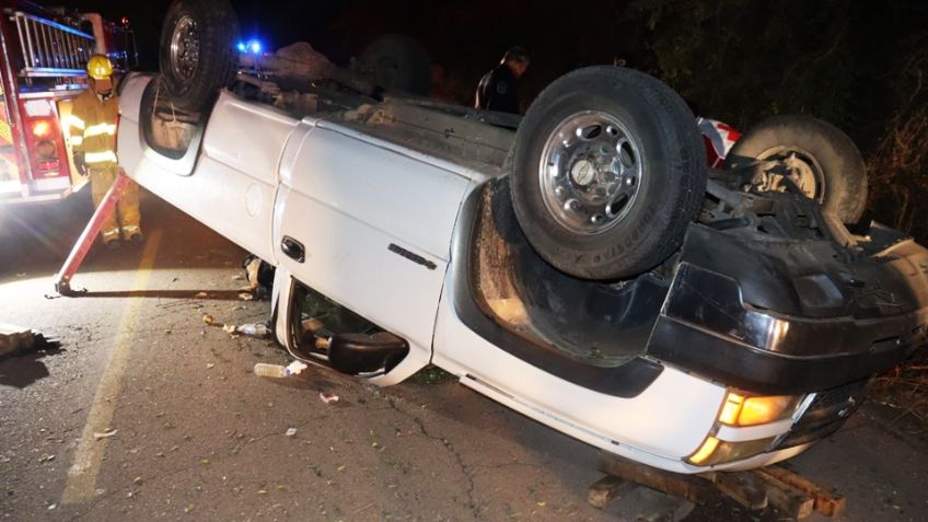 Vuelca auto tras ataque armado y persecución en carretera de Nogales; hay dos heridos