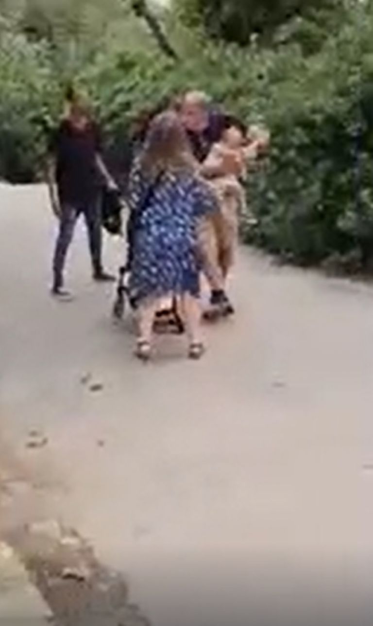 Sujeto abofetea a menor en Barcelona