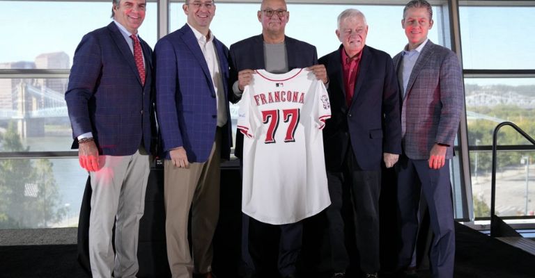 Francona con directivos de Cincinnati