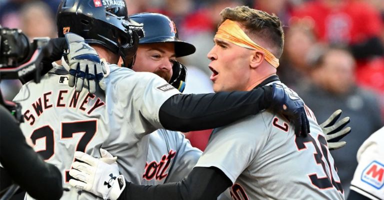 Carpenter es felicitado después de su cuadrangular