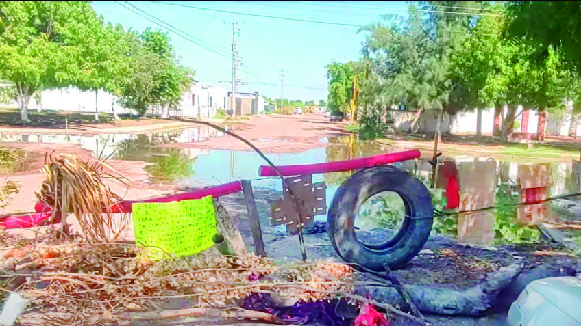 Vecinos de la colonia Casa Real cierran calles en protesta por presencia de aguas negras