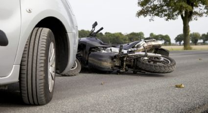 Choque entre moto y auto deja 2 muertos; el otro conductor huyó de la escena