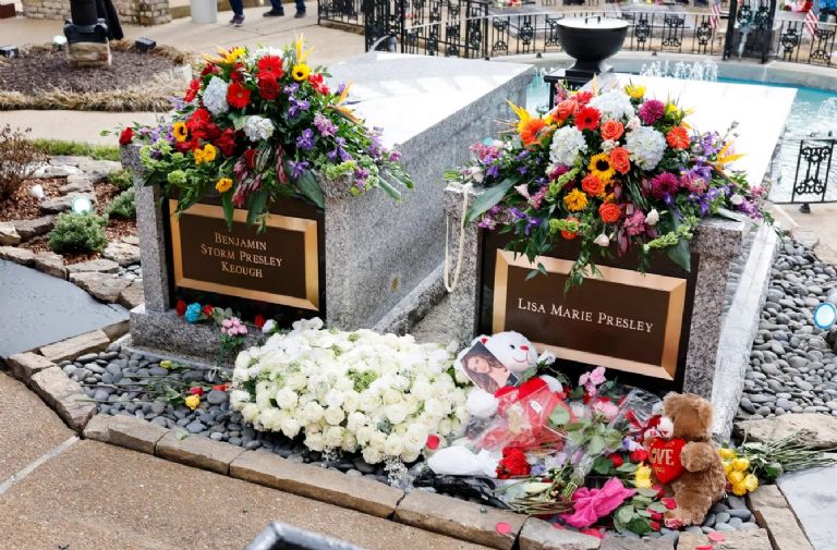 Lisa Marie conserva el cuerpo de su hijo por 2 meses