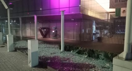 Encapuchados vandalizan oficinas del Inai; destruyen puertas y ventanas de cristal